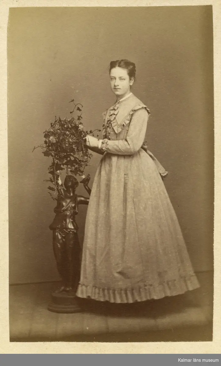 Sophie Happelen, elev i Rostad-skolan omkring 1868-70. Skolkamrater till Maria Jeansson, född 1854.