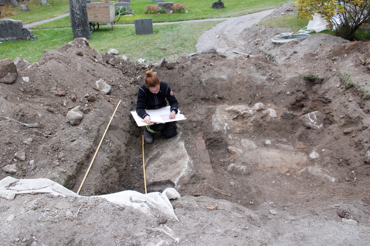 Arkeologisk schaktningsövervakning och undersökning, trappstenen dokumenteras, Hagby kyrka, Hagby socken, Uppland 2016