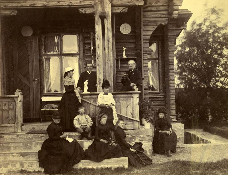 Familien avbildet på Korsbakken på slutten av 1880-tallet. De sitter på trappa.