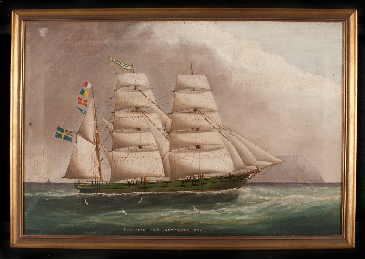 Tremastade barken Aldebaran med Dovers kritklippor i bakgrunden. Signalflaggor i aktre mastens topp: HKRD (Commercial Code flags 1857-1900)
Stävornament: Galjonsbild: Helfigur: Kvinna
