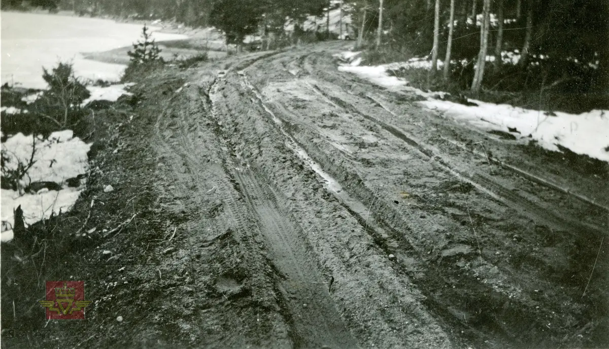 Teleløsning. Bilde 1: Overgang fra ny veg til gammel veg ved Grenna, Bygland 1. april 1930.  I 1929 tilhører denne bilen lensmann Aa. Haugan i Bygland. En Ford med kjennetegn I-2530. Bilde 2: Ved Neset, Bygland, 1. april 1930.  Bilde 3: Ved Grenna, Bygland 1. april 1930. Bilde 4: Ved Rakkenes, Bygland 1. april 1930. Bilde 5: Ved Nils Tønnesen ovenfor Langerak, Bygland 1. april 1930.