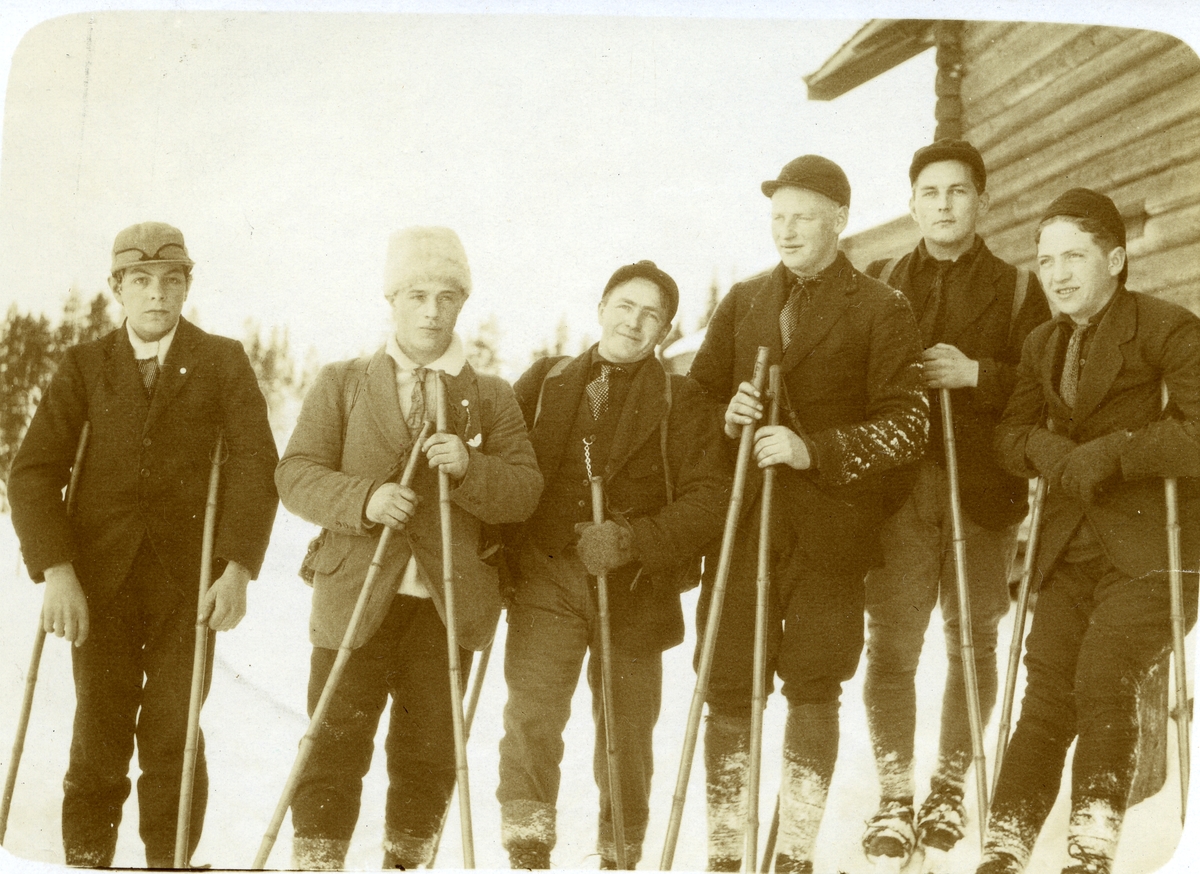 Seks menn på ski i Østby (?) Fra venstre: Jon Persen Støa (1895 - 1977), Ragnar Skjærbekk (1897 - 1969), Olaf Pedersen (7/1 1893 - 1972), Ole Haugen (6/5 1899 - 1988), Ole Holt, Bjarne Kjellvang (16/9 1900 - 1960)