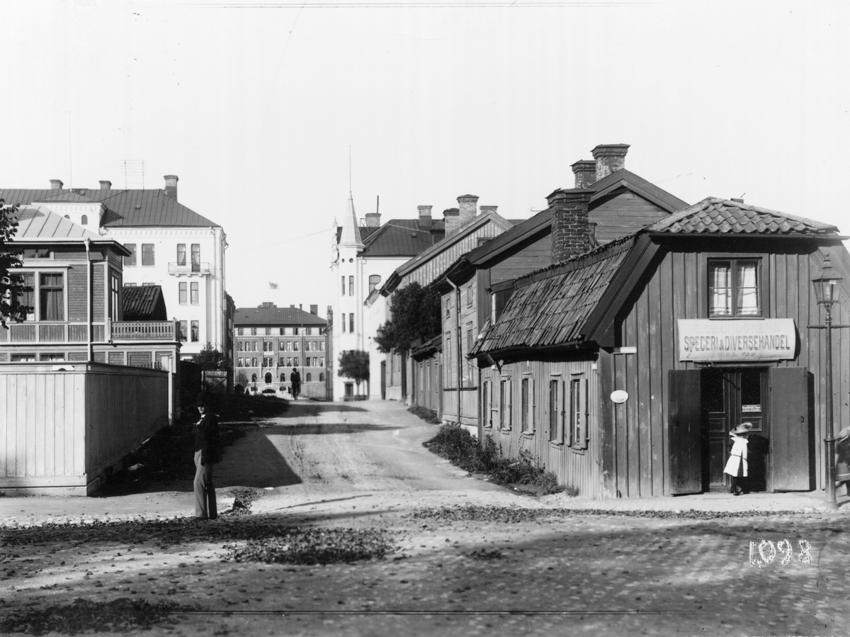 Byggmästargatan 1905, vid hörnet av Ruddamsgatan. T.h. kv Rudan, t.v. kv Kanaljen. Mitt i bilden i bakgrunden syns Miltärhögskolan, numera Borgarskolan.
