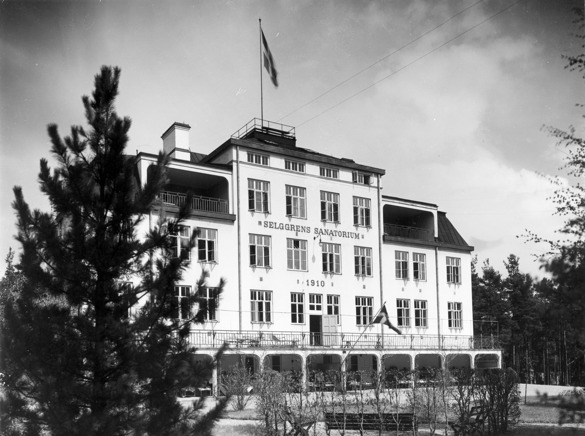 Selggrens sanatorium. Strömsbro, ritat av E. A. Hedin, byggdes som tuberkulossjukhus för 47 patienter med räntemedel från Jonas Selggrens donationsfond och invigdes 1910. Huset uppfördes av sten i tre våningar och en vindsvåning. En om- och tillbyggnad, klar 1935, utökade platserna till 60. 1957-1962 användes delar av övre våningen för bland annat långvarigt kroppssjuka. Sanatoriet övertog 1962 TBC-patienterna från Bollnäs och blev centralsanatorium för länet med landstinget som huvudman. 1974 övertog Länssjukhuset TBC-vården, en lungklinik stod klar där 1975 och sanatoriet tömdes. Året därpå öppnades huset för långvårdspatienter från Södertulls sjukvårdsinrättningar och fick namnet Selggrensgården.