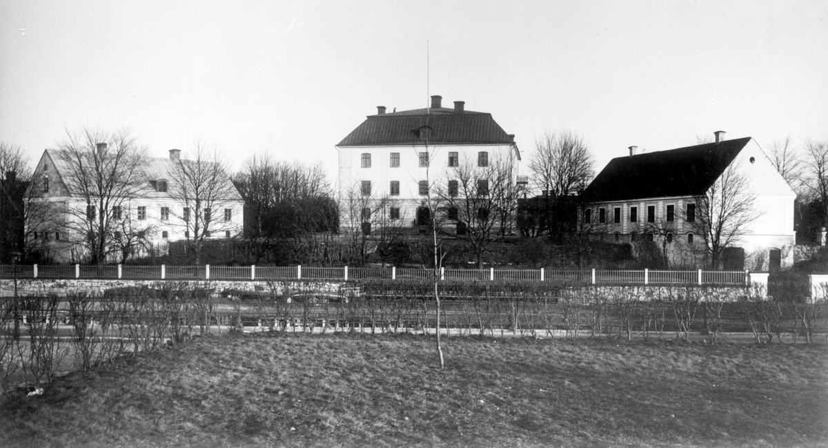 Gävle Slott före 1903. Åren 1583–1593 lät kung Johan III börja byggnationen av ett kyrkslott; en slottsbyggnad där kyrkorummet är det centrala. Slottet hade ett helt annorlunda utseende än det nuvarande. I likhet med andra Vasaslott hade det torn med spiror och utsirade gavlar. Arkitekt Willem Boy byggnaden stod klar 1597. Efter att ha förfallit under flera år rustades slottet upp under 1650- och 1660-talet och blev högkvarter för landshövding och landsstaten. Påsken 1727 bröt elden ut. Slottskyrkan lades i ruiner och slottets översta våning totalförstördes. Slottet fick stå övergivet  innan man 1741 beslöt att reparera och inrätta till landshövdingeresidens. Överintendent Carl Hårleman fick utföra ritningar till renovering och ombyggnad, efter detta  fick Gävle slott det utseende det har sedan dess. År 1754 kunde landshövdingen Axel Johan Gripenhielm flytta in. Innanför slottsmuren ligger Slottshäktet. Ursprungligen matkällare, under 1600-talet fick byggnaden ny funktion som häkte. Det brann ner i slottsbranden 1727, men återuppbyggdes och stod klart 1732.
