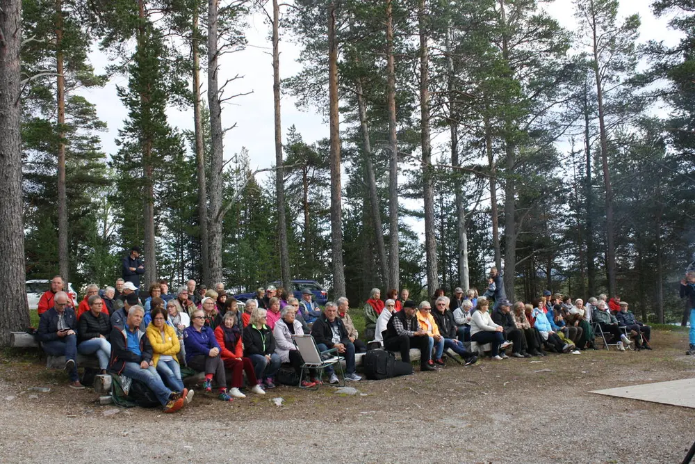 Publikum sitter samlet på festplassen.