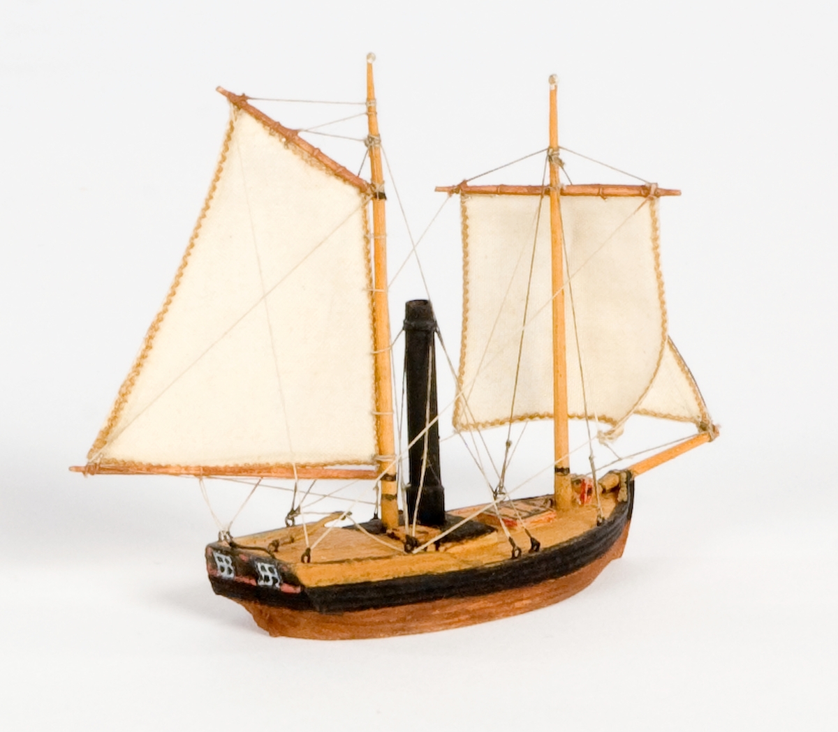Fartygsmodell av ångfartyget Häxan eller Stockholmshäxan, "The witch of Stockholm", med två master med tre segel av bomull. Fartyget var Sveriges första ångdrivna fartyg.Föremålets form: Vattenlinjemodell