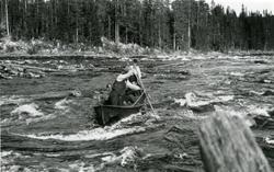 Menn i båt, fossestryk (Lutufallet), fløting. Han som står f