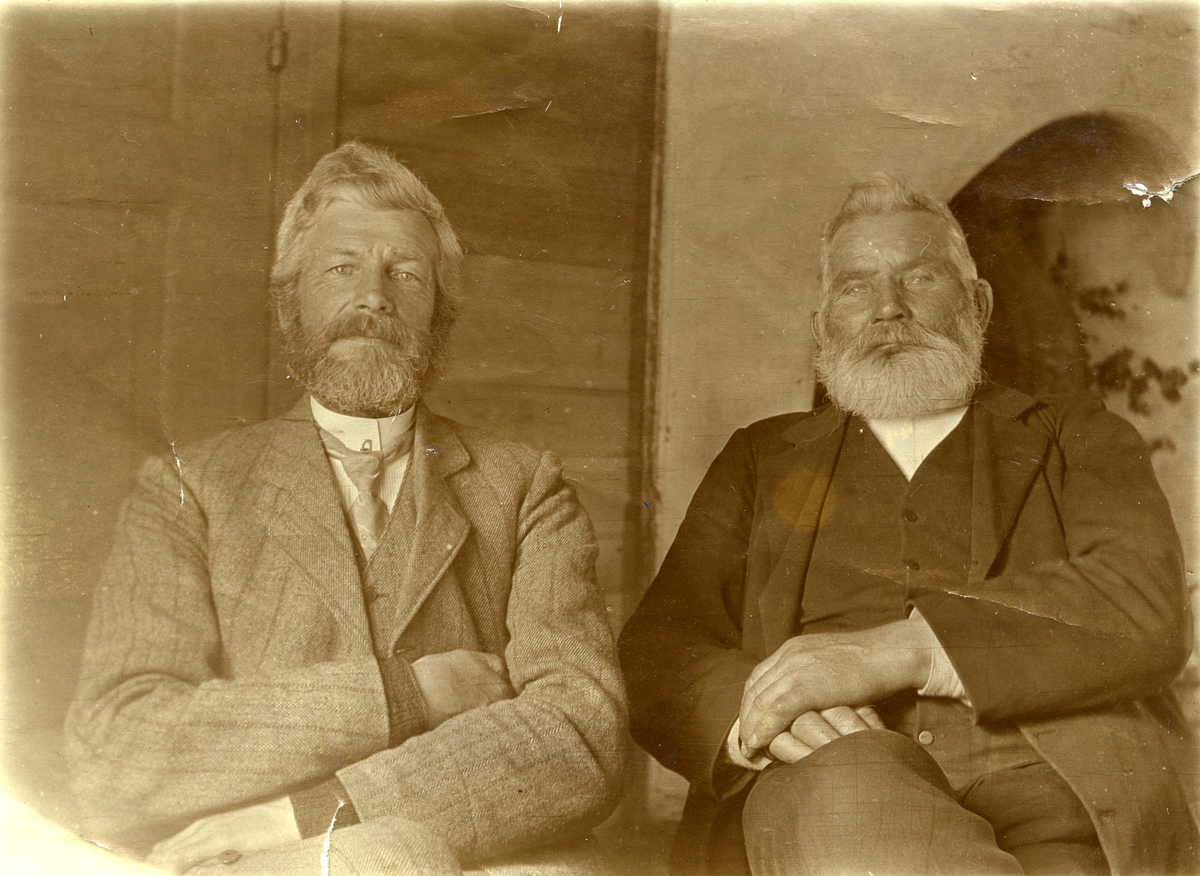 To menn, sittende (i Ljørdalen). Fra venstre: Ola Olsen Bæk (Solbakken) (18/5 1857), Gjermund Olsen Floden (Bæk) (10/2 1852 - 9/1 1918).