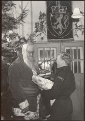 Julenissen besøker "Little Norway". Juletre til venstre, Jac