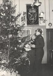 Julefeiring i "Little Norway". Juletre til venstre.