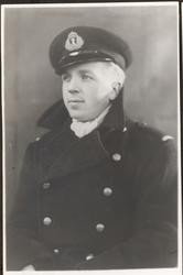 Portrett av Jacob Jensen, i uniform fra marinens flyvåpen.