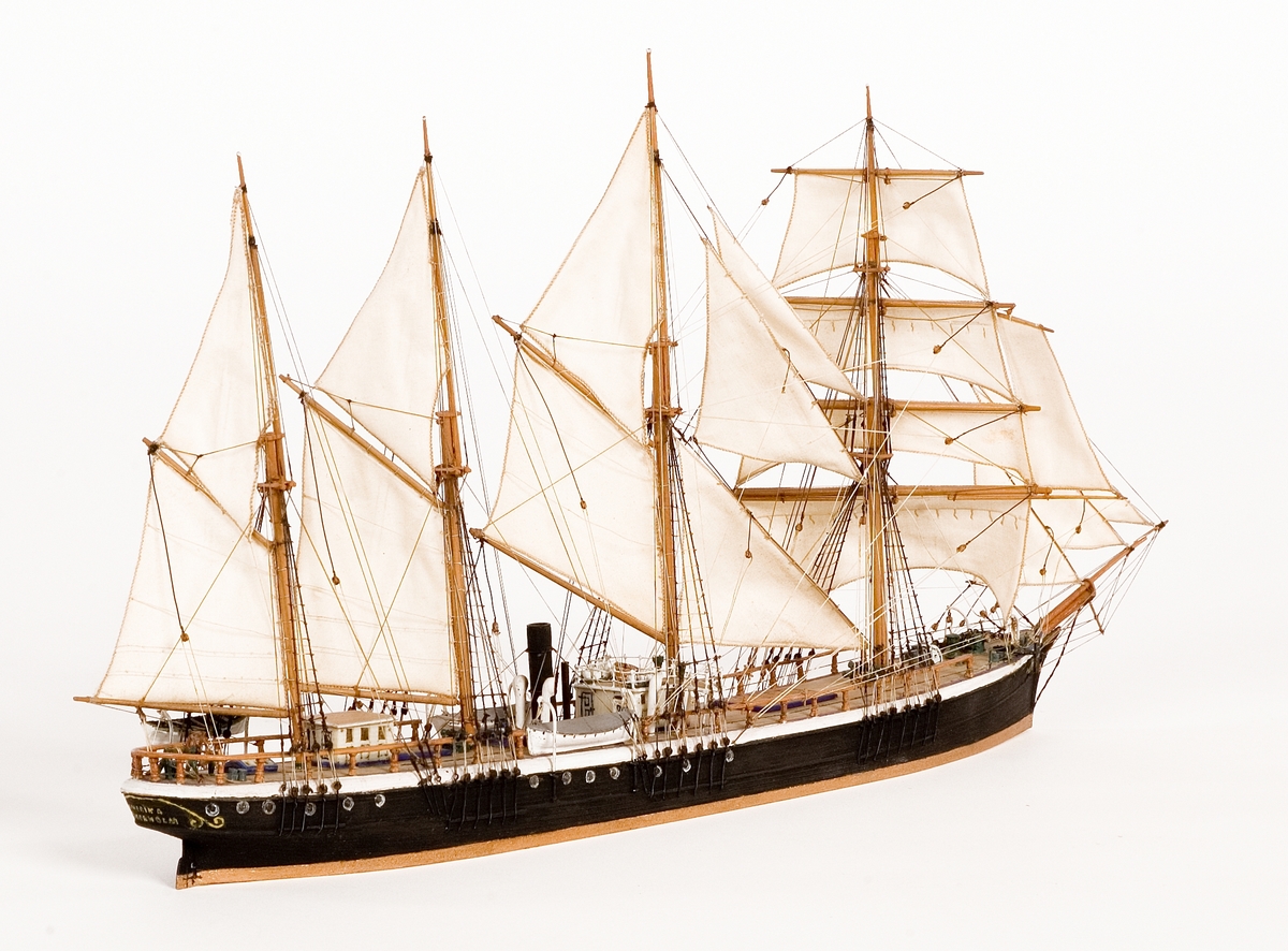 Fartygsmodell, så kallad vattenlinjemodell, av ångskonertskepp "Amerika". Gjord i block av trä och förande alla segel. Svartmålat skrov med vit list och förgylld i vattenlinjen.