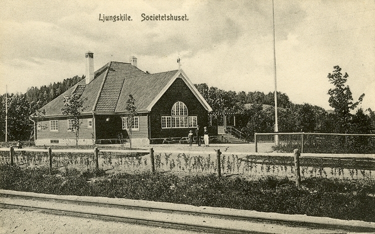 Enligt Bengt Lundins noteringar: "Ljungskile. Societetshuset. Järnvägsspår".