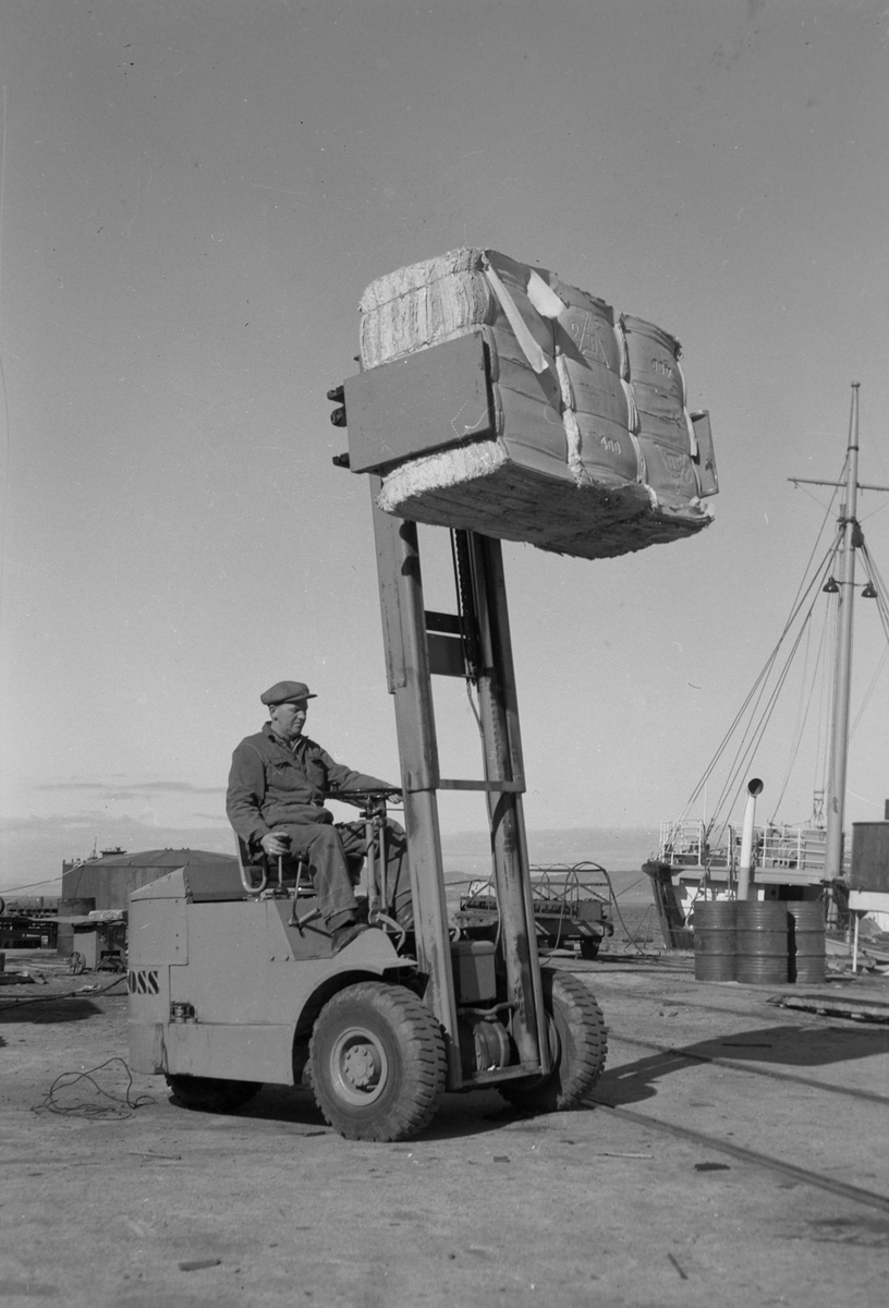 Firma H. Dyrkoren & Sønn, bruk av gaffeltruck