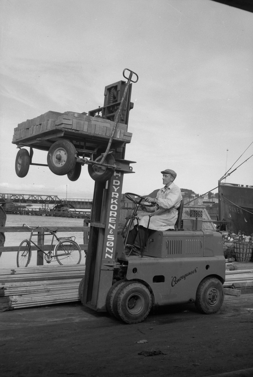 Firma H. Dyrkoren & Sønn, bruk av gaffeltruck