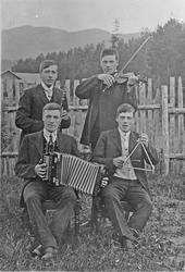 Musikanter, klær, instrumenter.