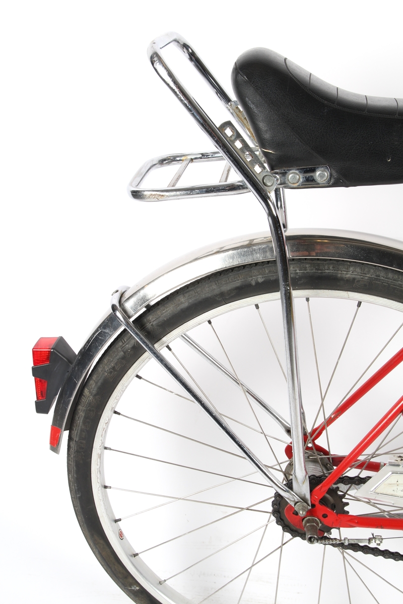 Rød guttesykkel med trippel gir. Sykkelen har to speil og et "dashbord" med reflekser montert på styret.