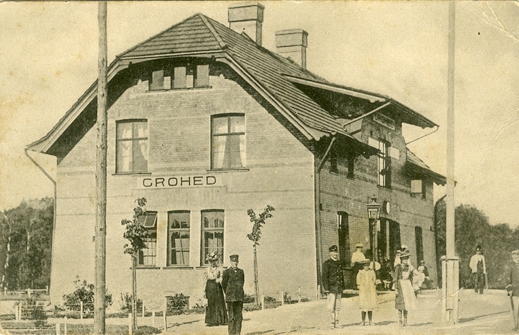 Enligt Bengt Lundins noteringar: "Grohed station med folk".