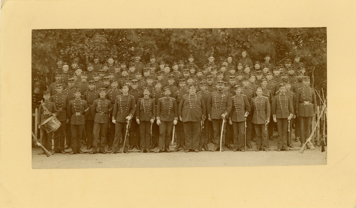 Grupporträtt av officerare och soldater vid Norra skånska infanteiregementet I 24, 1890-tal.