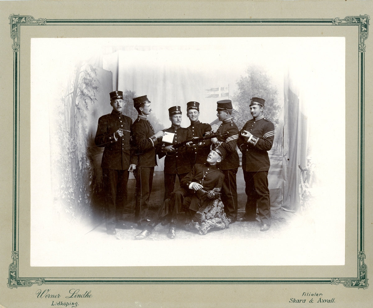 Grupporträtt av soldater vid Västgöta regemente I 6, Axvall 1890-tal.