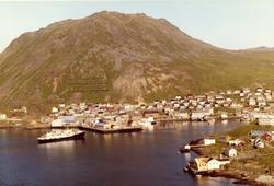 Flyfoto. Hurtigruta ankommer Honningsvåg. 03.08.1966.