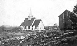 Magasinbygningen ved Trøgstad kirke. Ca. 1860.