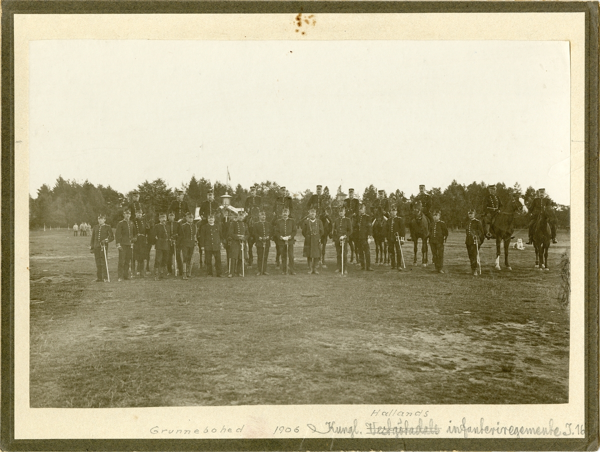 Grupporträtt av officerare vid Hallands regemente I 16 på Gunnebo Hed 1906.
För namn, se bild nr. 3.