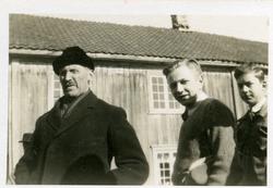 På Vestoppland folkehøgskule. To elever sammen med Olaus Isl