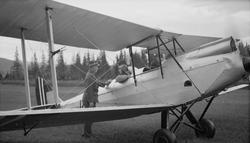 Flyoppvisning ved Kippermoen dobbeltdekker. Militær i samtal