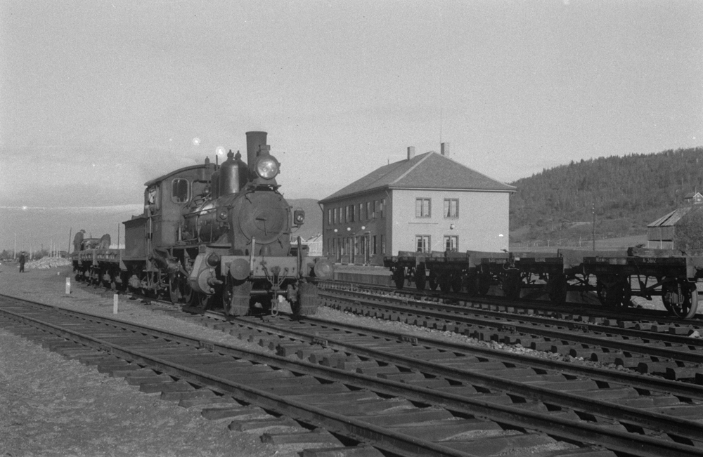 Under anleggsperioden på jernbanestasjonen.
Det første lokomotivet som kom til Mosjøen står på stasjonen.