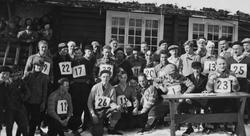Skiløpere samlet utenfor skihytta på Andås. Først på 1950-ta