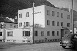 Gatebilder m. bl.a. Haugans hotel og torvet.