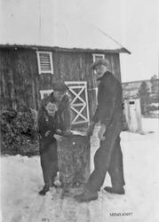 Vass-stamp, kjelke, fjøs, personer