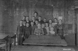 Gruppebilde, personer, skolepulter, skoleklasse, klasserom