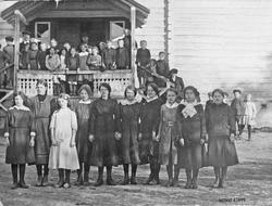 Kirkekretsen skole, Gruppebilde, personer, klær, bygning, Sk