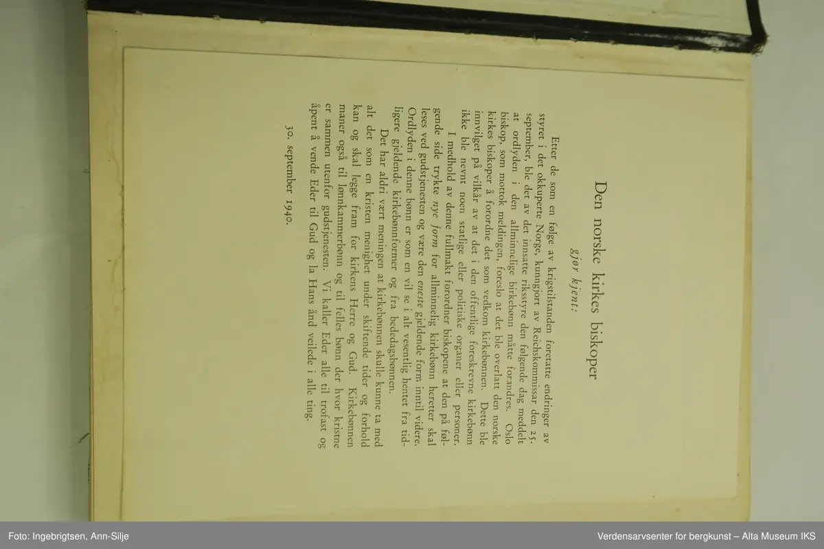 Innbundet bok med latinsk kors på forsidepermen.