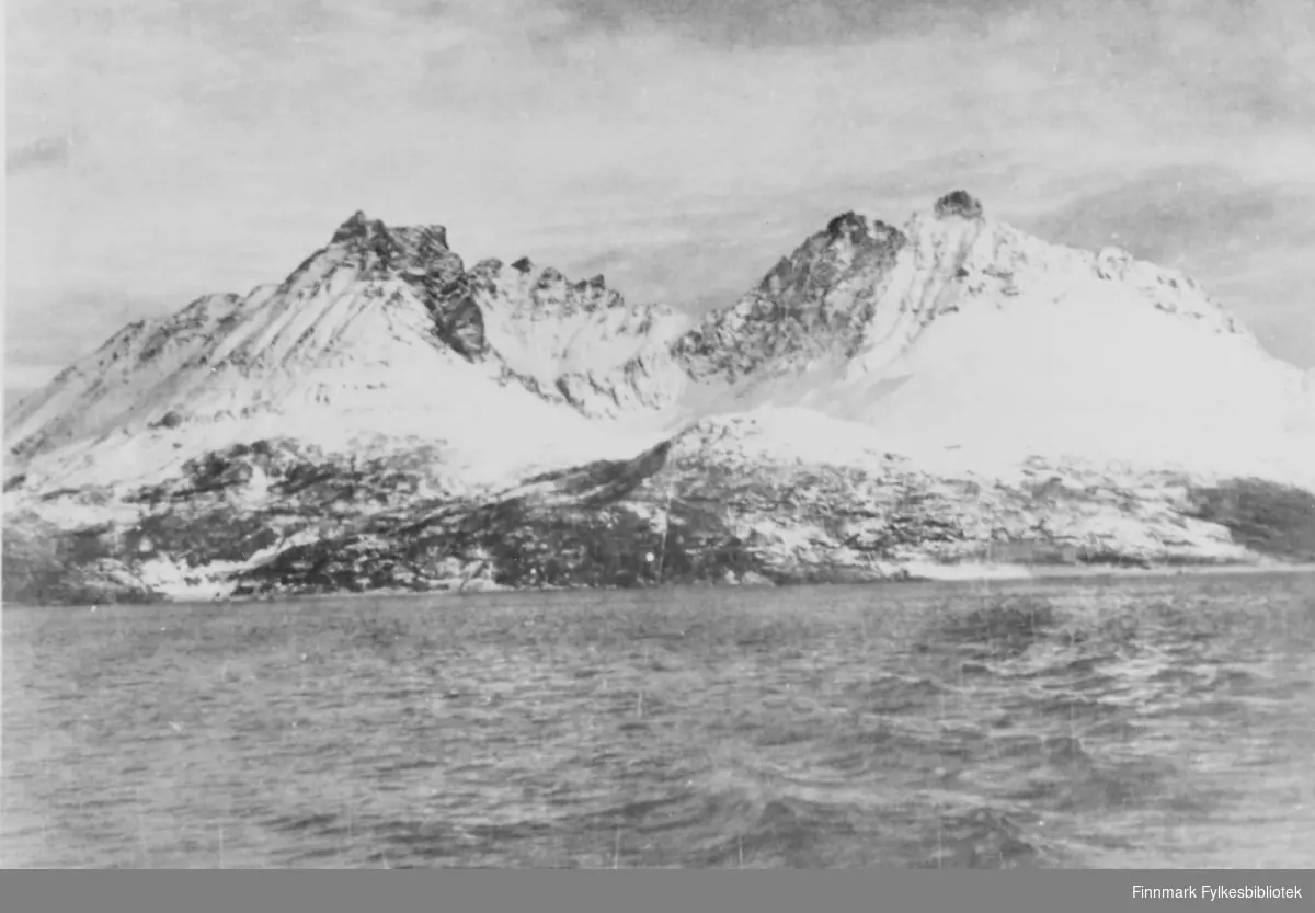 Reprofotografi av motiv tatt av Kaagen fjellet sett fra Maursund. Fjellet ligger snekledd med sine to skarpe topper kneisende mot oss.