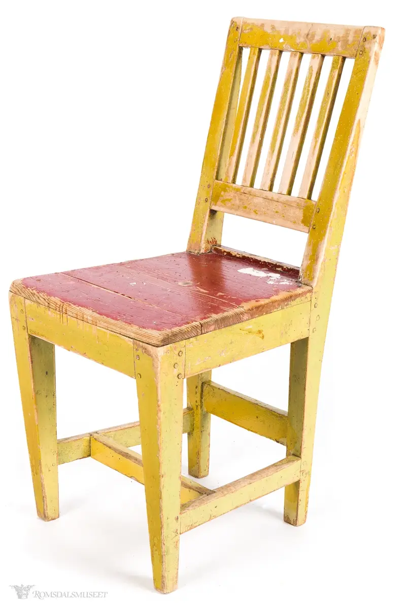 Trapesformet sete som er plugget fast i sargen som går rundt hele stolen. Rette akterstaver med rett toppstykke som går kant i kant med disse. Fem ryggsprosser med tverrspross under. Sidesprossser med midtspross og bindingsspross i bakkant.