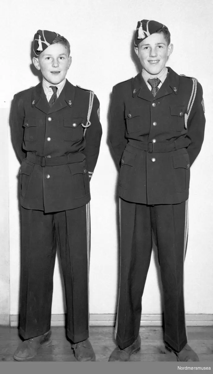 Portrett av to gutter i uniform, trolig tilhørende et skolekorps. Fra Nordmøre museum sin fotosamling, Williamsarkivet. EFR2015
