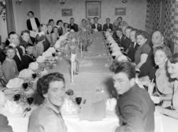 Foto fra et middagsbord under et bryllup. Bildet er registre