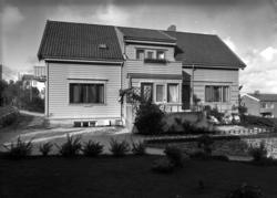 Eksteriør av hus og hage ved Harriet og Johs. Johannesens vi