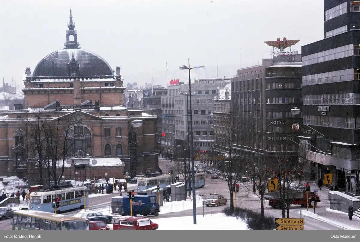 utsikt, gatekryss, biler, trikker, buss, mennesker, forretningsgårder, kontorbygninger, Hotel Continental, Nationaltheatret, snø