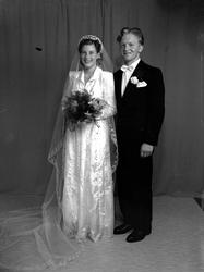 Brudefoto av et brudepar, trolig fra Tingvoll kommune. Fra N