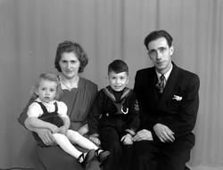 Ragnhild og Sverre Warvik med Ole Johan og Svein. Fra Nordmø