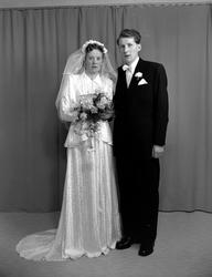 Foto av et brudepar, trolig fra Eide. Fra Nordmøre museums f