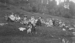 Familiebilde. Familien Holta på piknik.