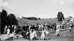 Personer, klær, okse, hest, naturforhold.