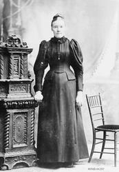 Kvinne, klær, stol, skap.