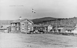 Postkort, gårdsbruk, hester, personer, flagg, flaggstang.